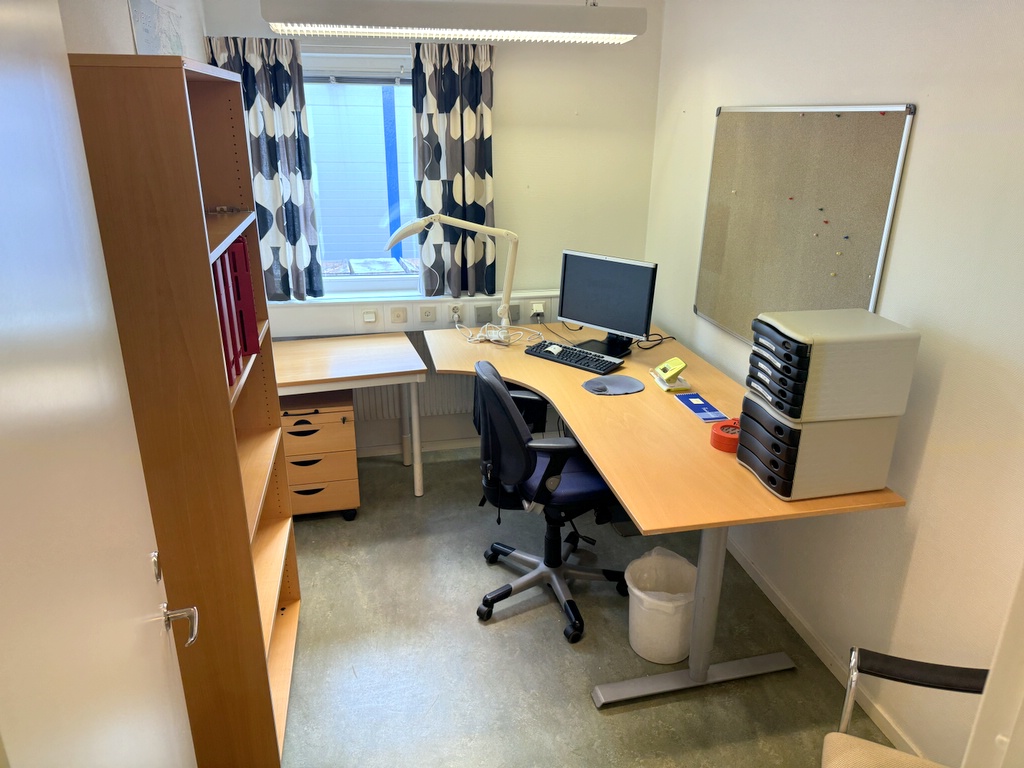 Elskrivbord, stol och bokhylla
