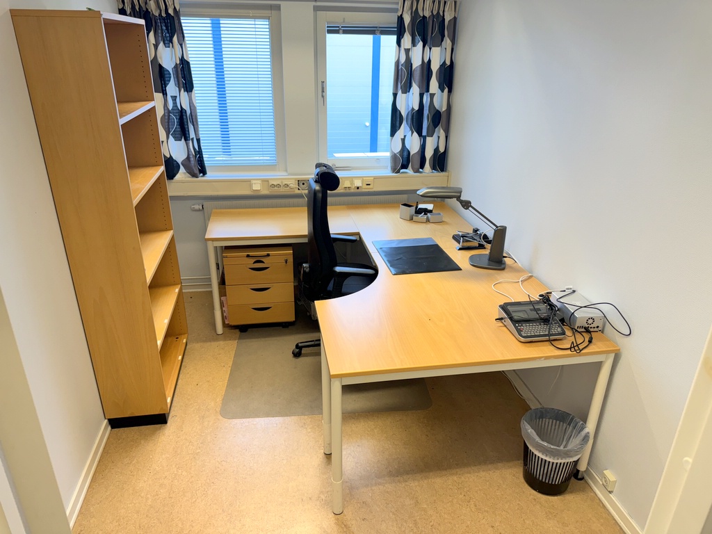 Skrivbord, stol och bokhylla