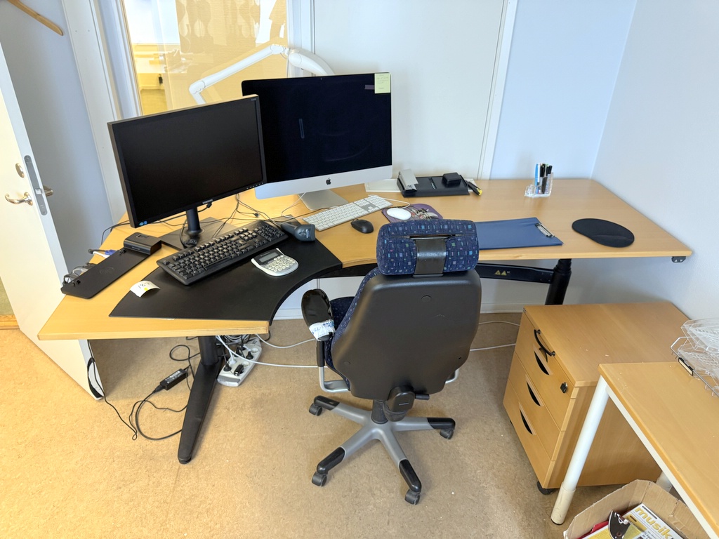 Elskrivbord, stol och bokhylla