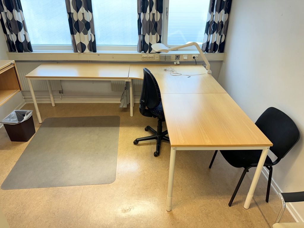 Skrivbord, stol och vägghylla