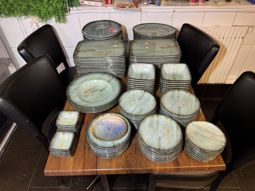 Ett parti med fint serveringsporslin Ett parti med fint serveringsporslin