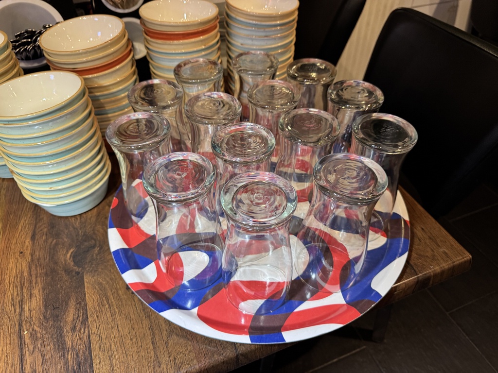 Ett parti med fint serveringsporslin Ett parti med fint serveringsporslin