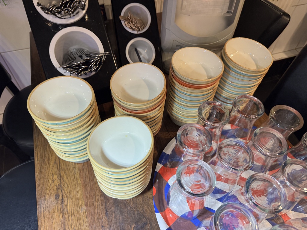 Ett parti med fint serveringsporslin Ett parti med fint serveringsporslin