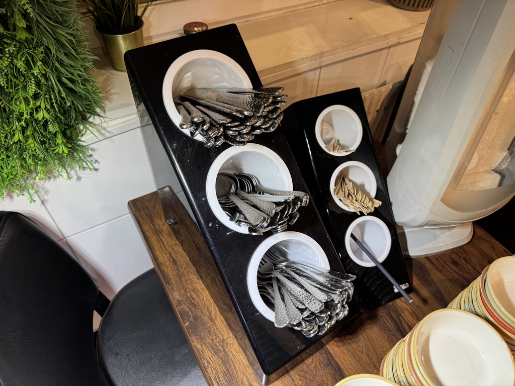 Ett parti med fint serveringsporslin Ett parti med fint serveringsporslin