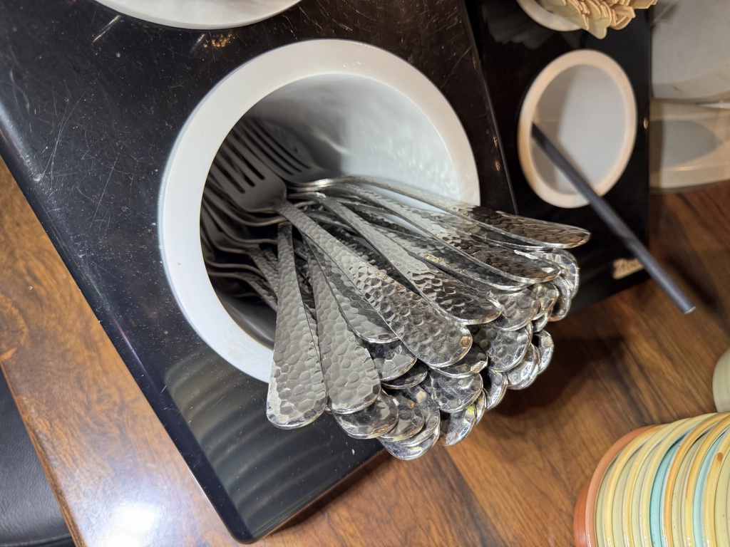 Ett parti med fint serveringsporslin Ett parti med fint serveringsporslin