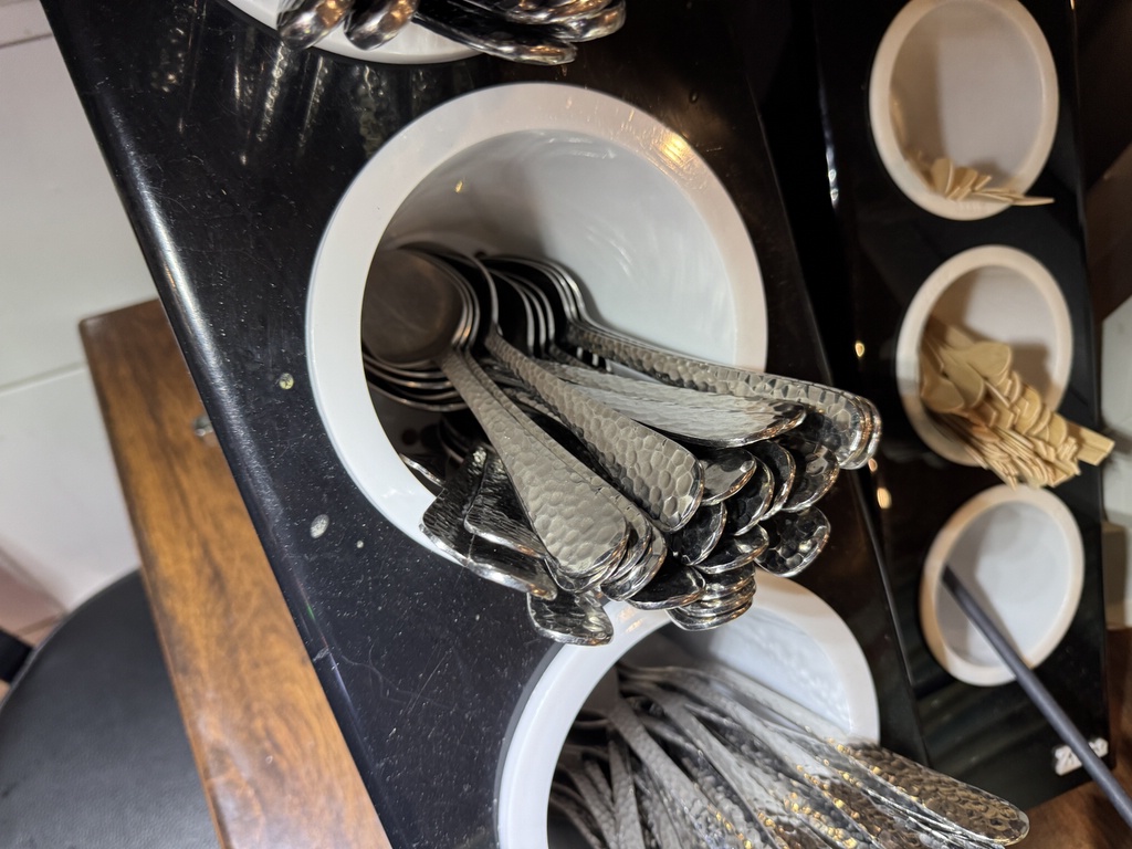 Ett parti med fint serveringsporslin Ett parti med fint serveringsporslin