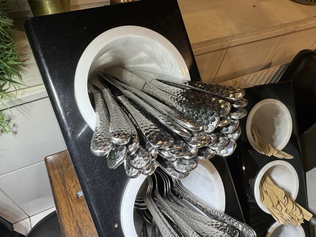 Ett parti med fint serveringsporslin Ett parti med fint serveringsporslin