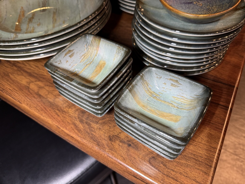 Ett parti med fint serveringsporslin Ett parti med fint serveringsporslin