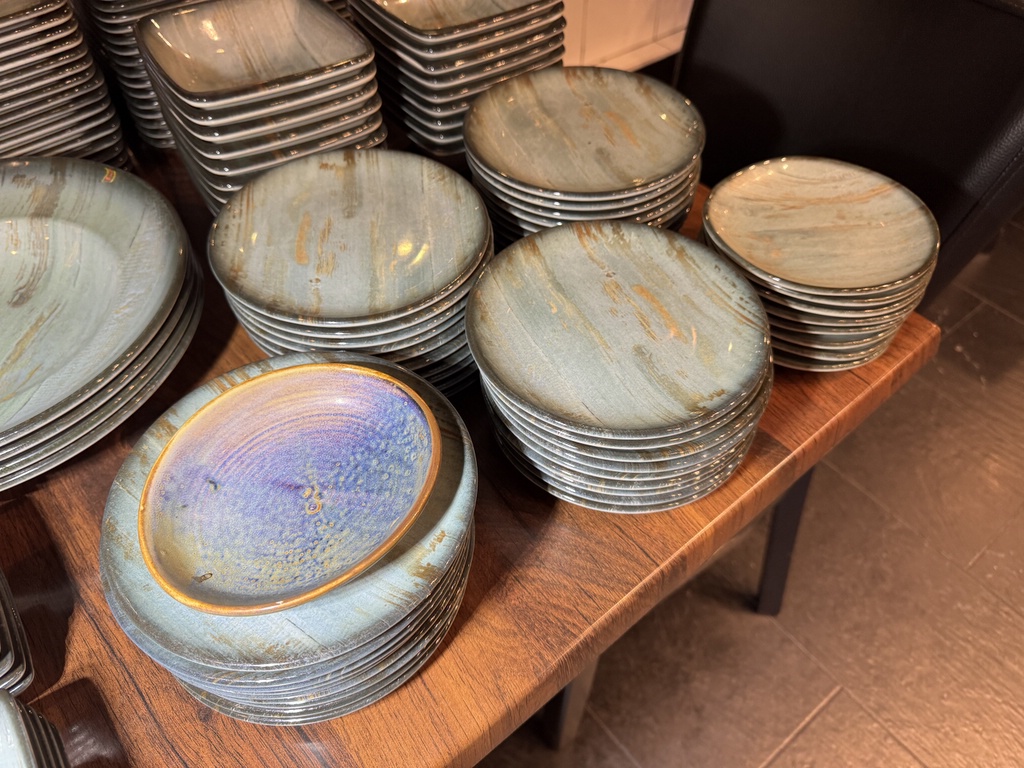 Ett parti med fint serveringsporslin Ett parti med fint serveringsporslin