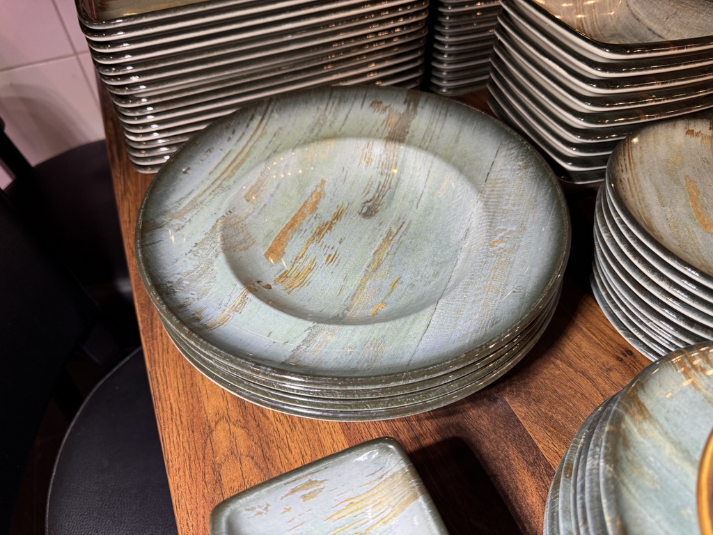 Ett parti med fint serveringsporslin Ett parti med fint serveringsporslin