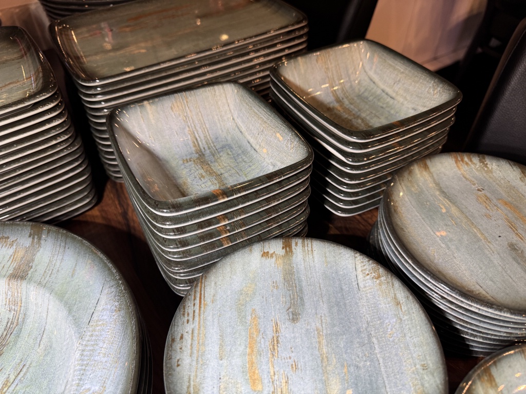 Ett parti med fint serveringsporslin Ett parti med fint serveringsporslin