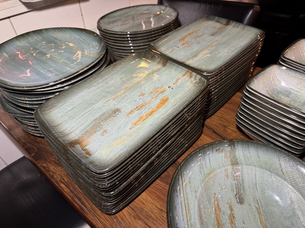 Ett parti med fint serveringsporslin Ett parti med fint serveringsporslin