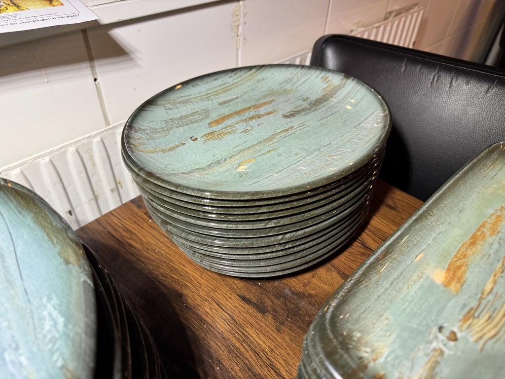 Ett parti med fint serveringsporslin Ett parti med fint serveringsporslin