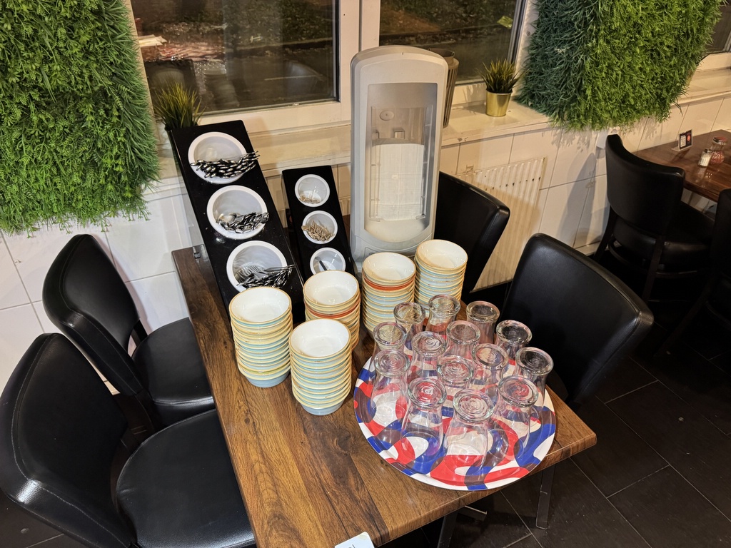 Ett parti med fint serveringsporslin Ett parti med fint serveringsporslin