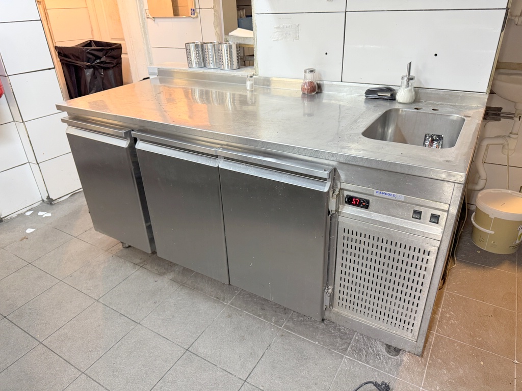 Kylbänk 3-dörrar samt diskho Kylbänk 3-dörrar samt diskho