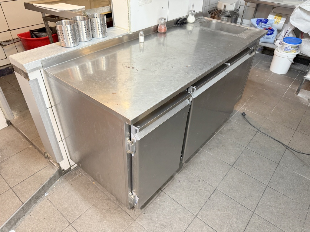 Kylbänk 3-dörrar samt diskho Kylbänk 3-dörrar samt diskho