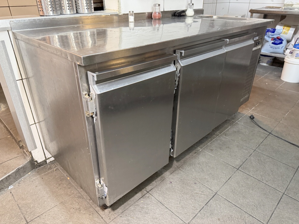 Kylbänk 3-dörrar samt diskho Kylbänk 3-dörrar samt diskho