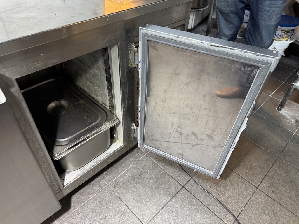 Kylbänk 3-dörrar samt diskho Kylbänk 3-dörrar samt diskho