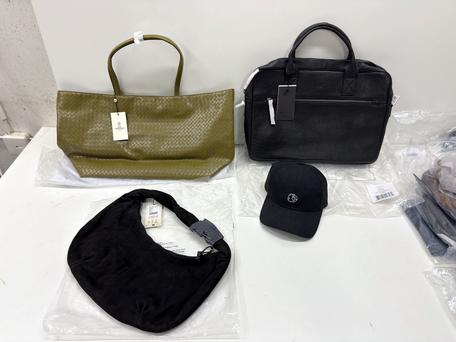 Väskor, skinn (2) Väskor, skinn (2)