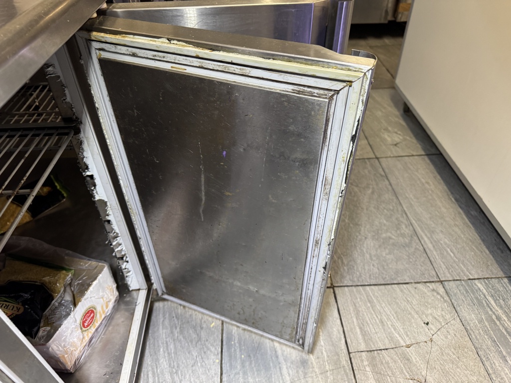 Kyl/frysbänk (reparationsobjekt?) Kyl/frysbänk (reparationsobjekt?)