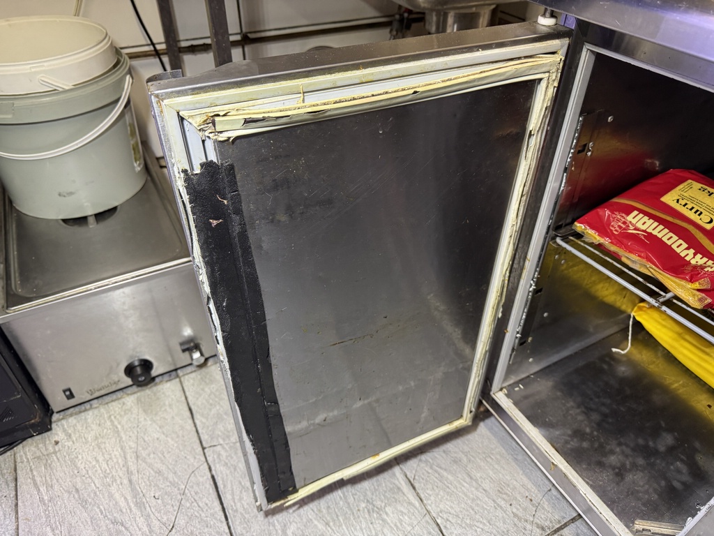 Kyl/frysbänk (reparationsobjekt?) Kyl/frysbänk (reparationsobjekt?)