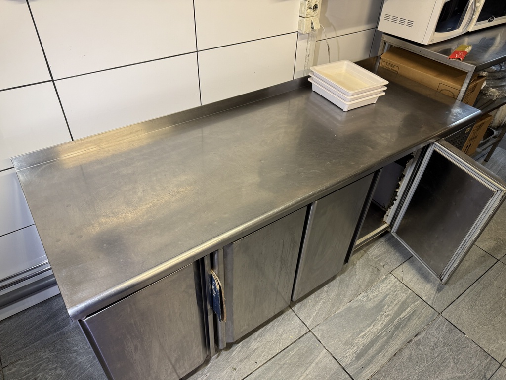 Kyl/frysbänk (reparationsobjekt?) Kyl/frysbänk (reparationsobjekt?)