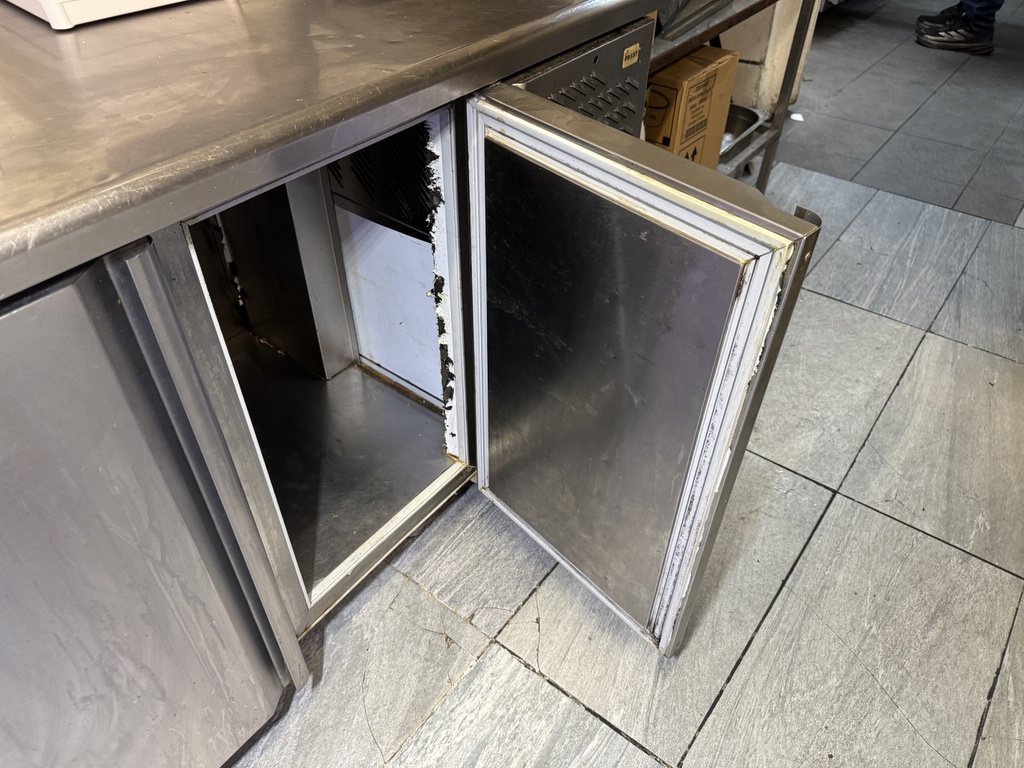 Kyl/frysbänk (reparationsobjekt?) Kyl/frysbänk (reparationsobjekt?)