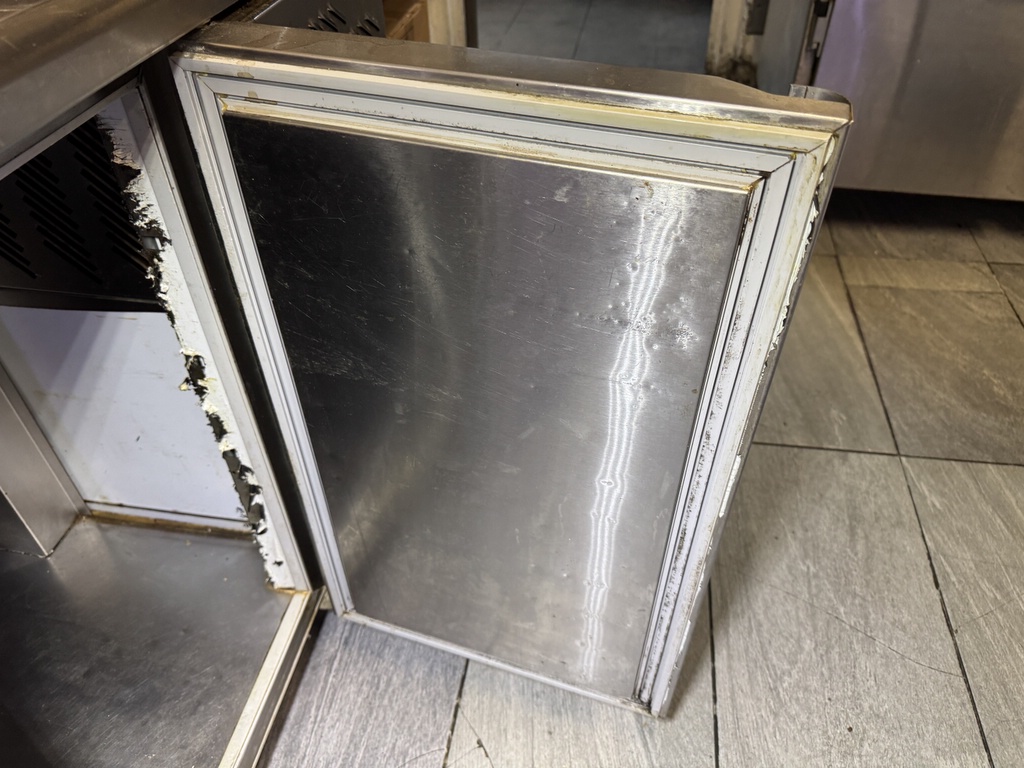 Kyl/frysbänk (reparationsobjekt?) Kyl/frysbänk (reparationsobjekt?)