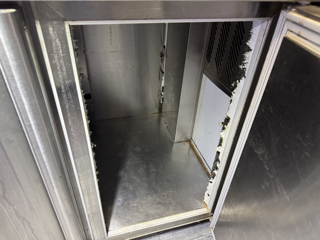 Kyl/frysbänk (reparationsobjekt?) Kyl/frysbänk (reparationsobjekt?)