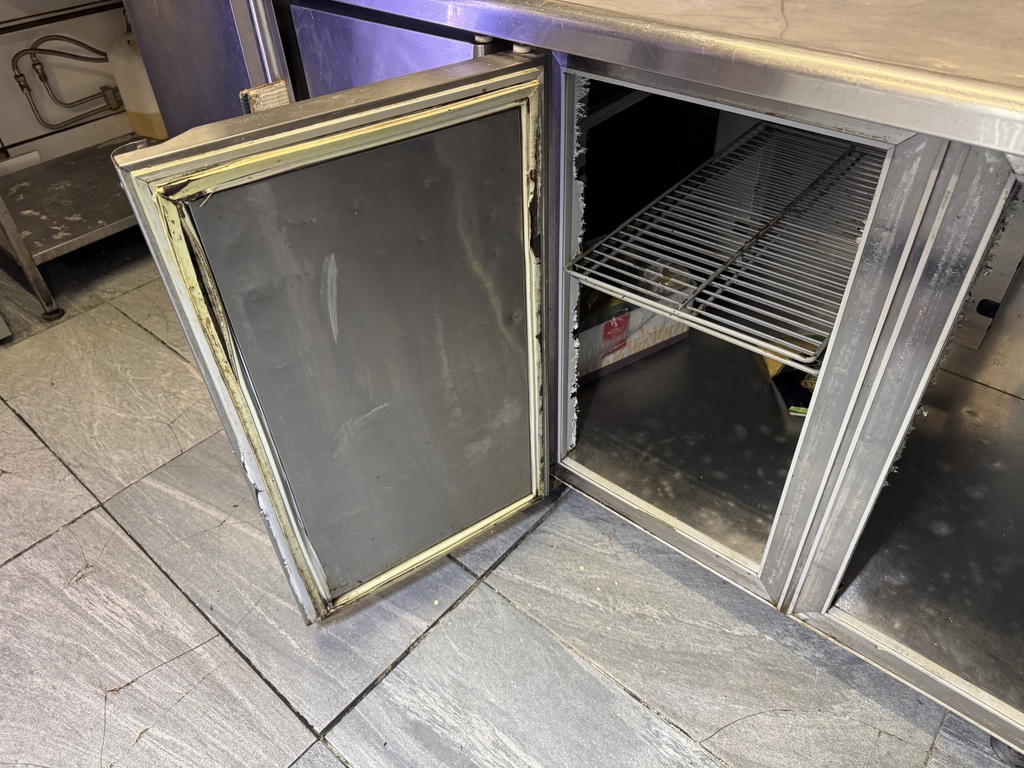 Kyl/frysbänk (reparationsobjekt?) Kyl/frysbänk (reparationsobjekt?)