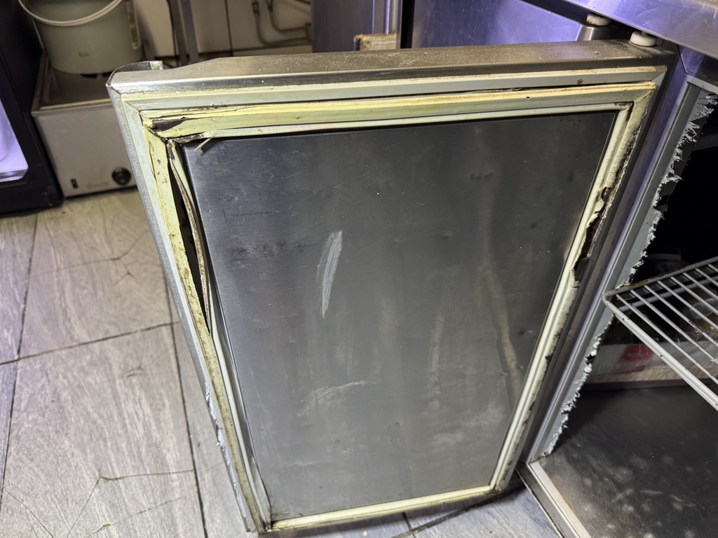 Kyl/frysbänk (reparationsobjekt?) Kyl/frysbänk (reparationsobjekt?)