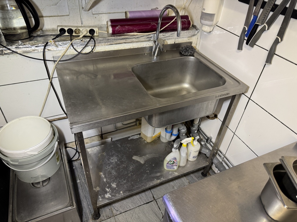 Diskbänk med blandare Diskbänk med blandare