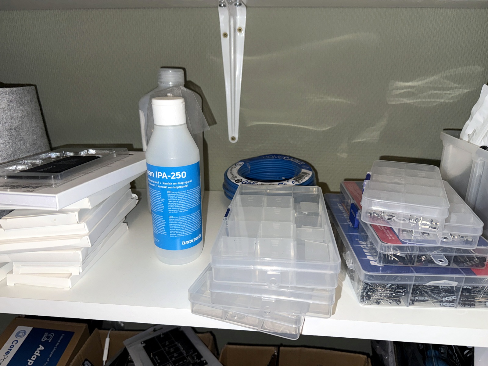 Delar på hyllor Delar på hyllor