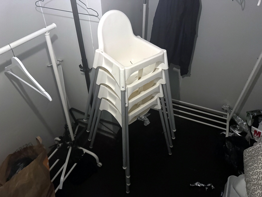 Barnstolar och klädställningar
