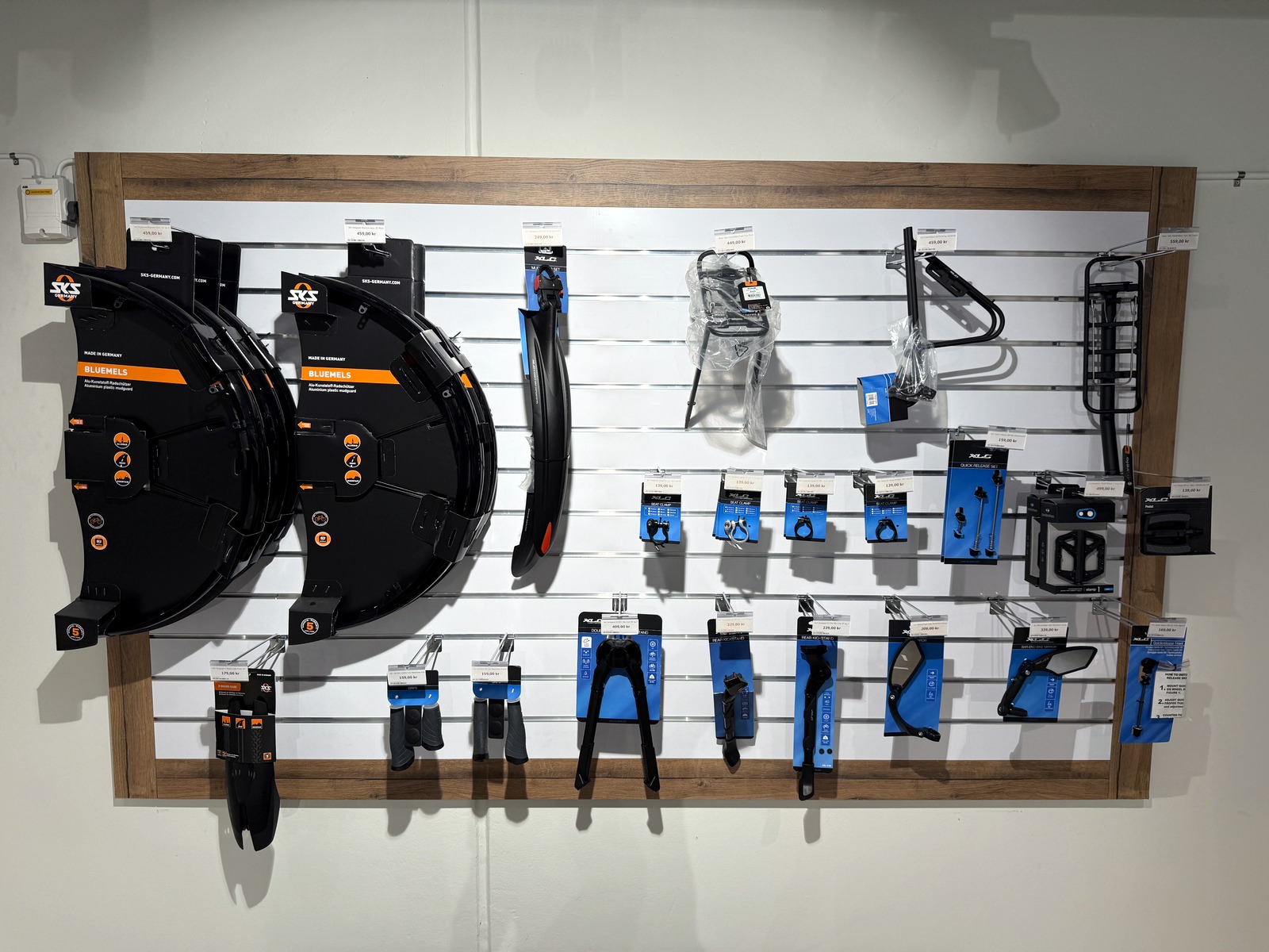 Skärmar, ställ, speglar, mm