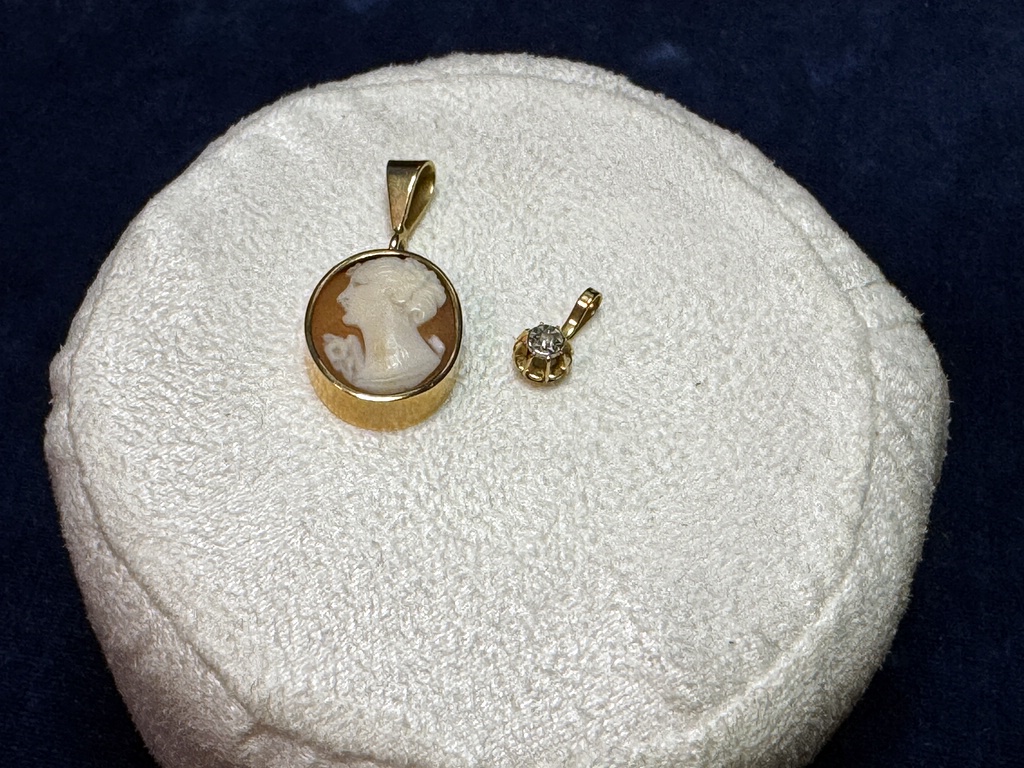 Halsbandshängen i guld, 18K Halsbandshängen i guld, 18K