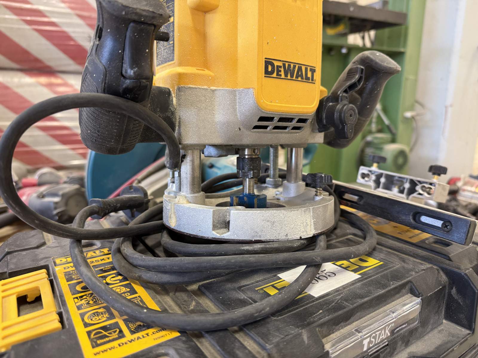 Handöverfräs DeWalt DWE625-QS Handöverfräs DeWalt DWE625-QS