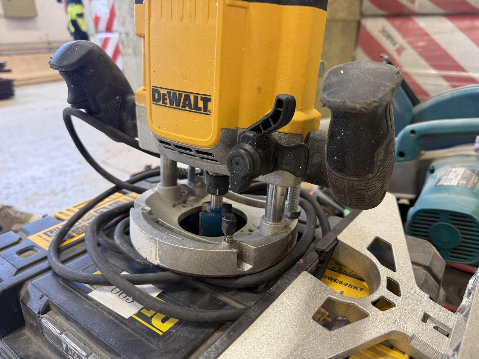 Handöverfräs DeWalt DWE625-QS Handöverfräs DeWalt DWE625-QS