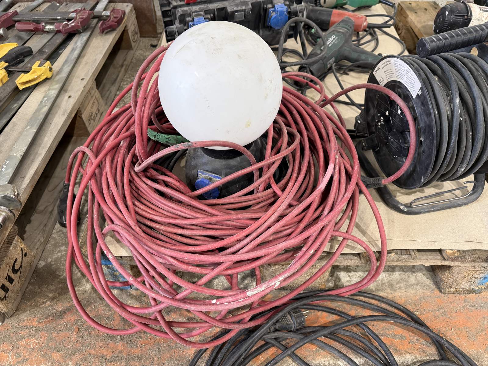 Pall med maskinverktyg Pall med maskinverktyg