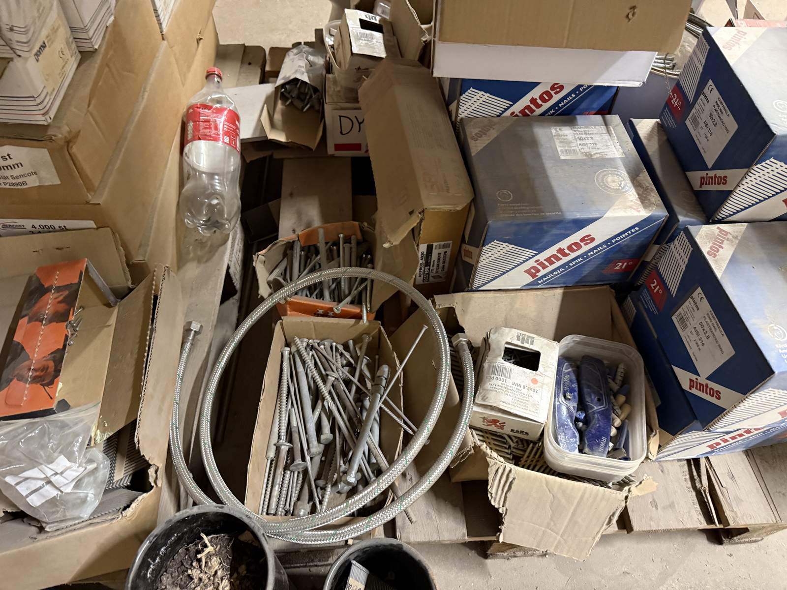 Pall med blandat byggmaterial Pall med blandat byggmaterial