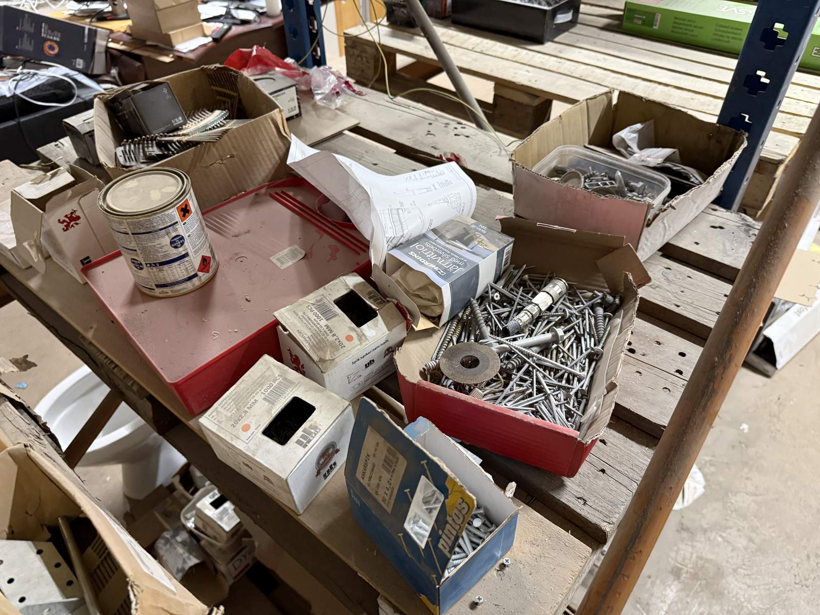 Pall med blandat byggmaterial Pall med blandat byggmaterial