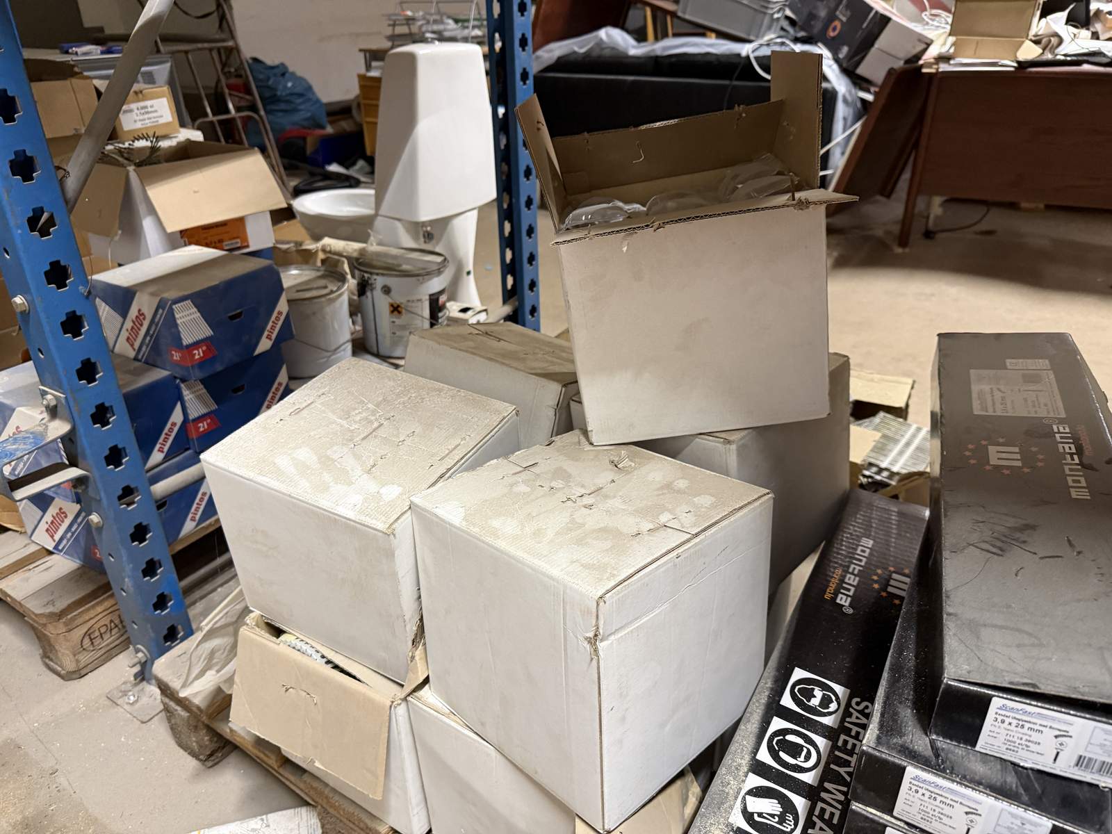 Pall med blandat byggmaterial Pall med blandat byggmaterial
