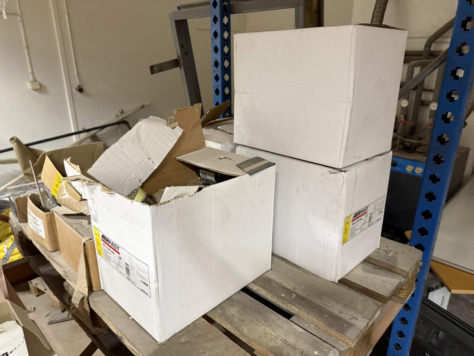 Pall med blandat byggmaterial Pall med blandat byggmaterial