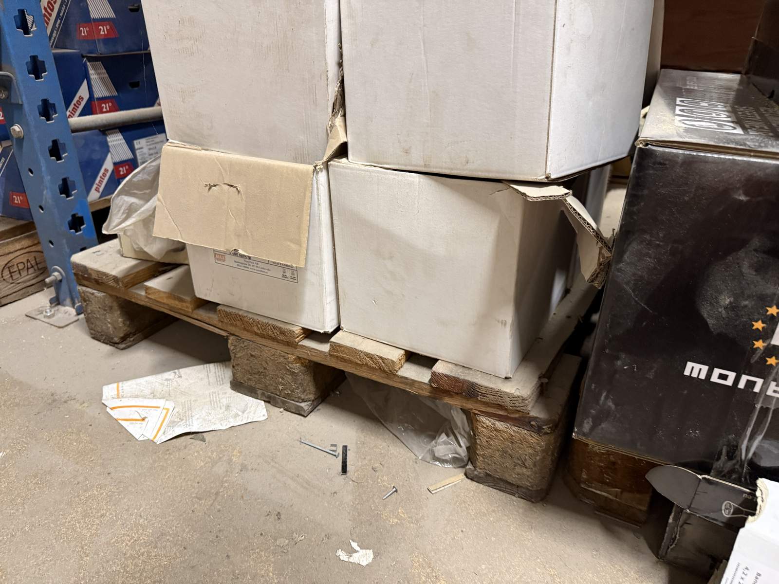Pall med blandat byggmaterial Pall med blandat byggmaterial