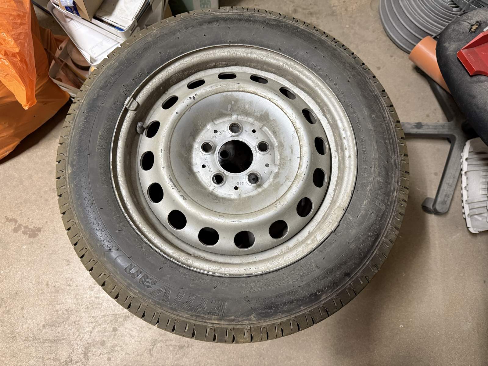 Mazzini Effivan däck på plåtfälg 195/65R16C Mazzini Effivan däck på plåtfälg 195/65R16C