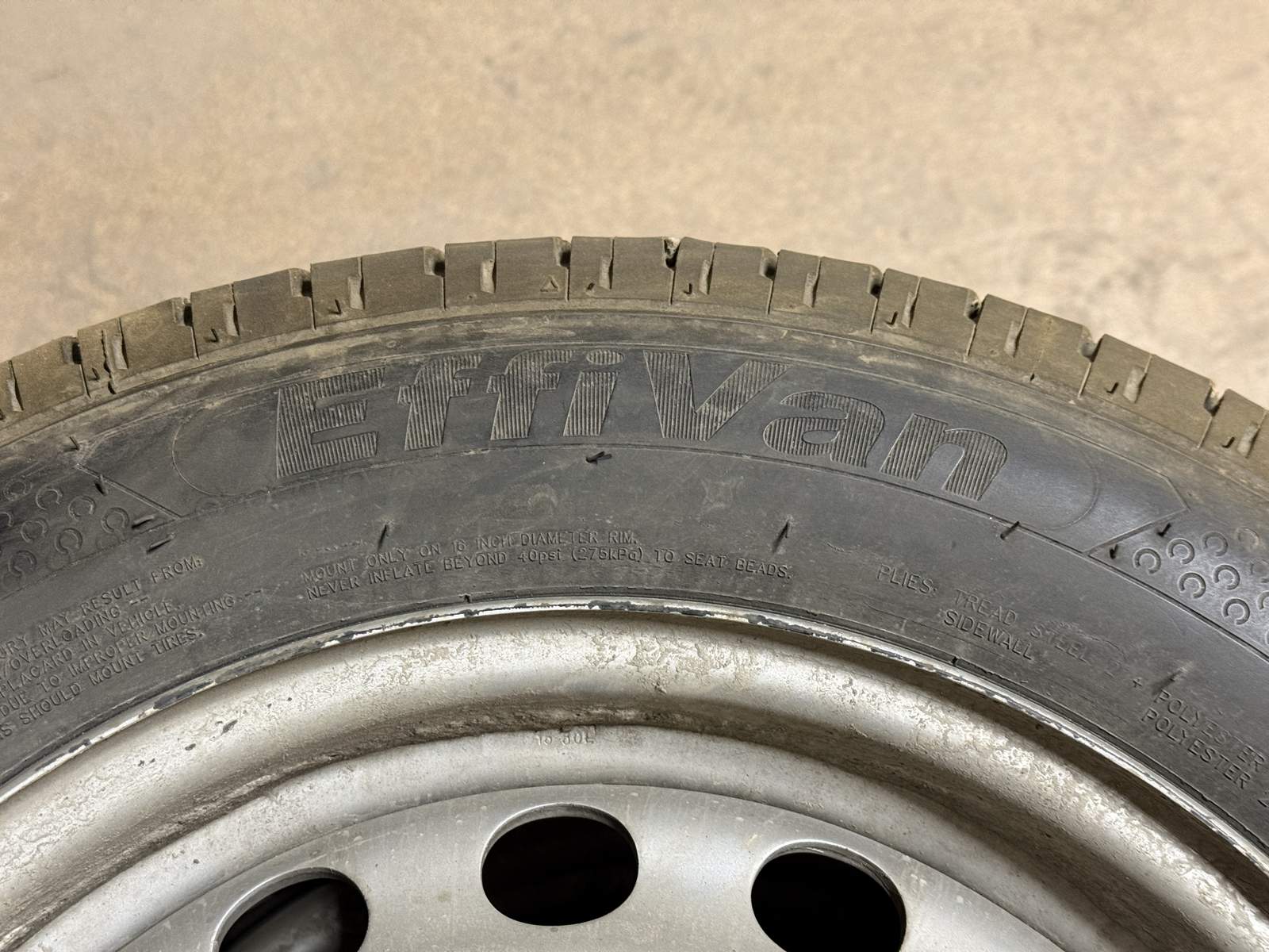 Mazzini Effivan däck på plåtfälg 195/65R16C Mazzini Effivan däck på plåtfälg 195/65R16C