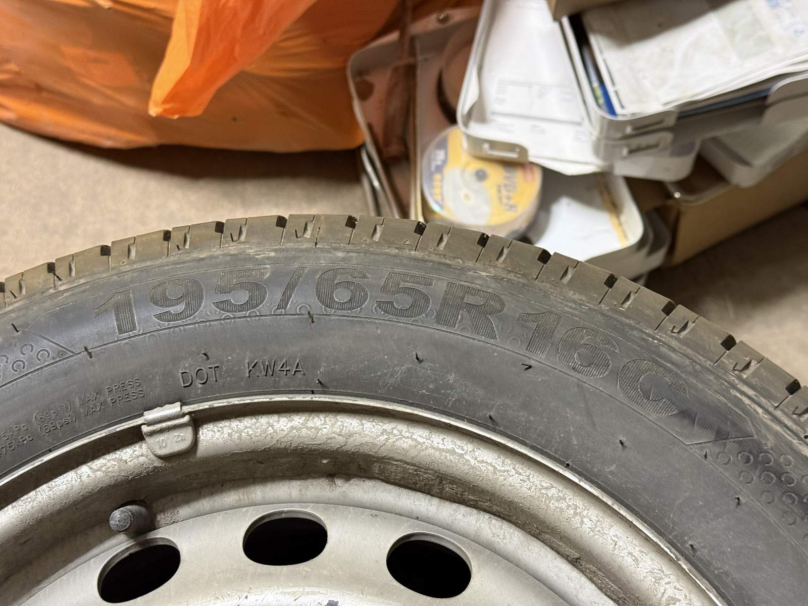 Mazzini Effivan däck på plåtfälg 195/65R16C Mazzini Effivan däck på plåtfälg 195/65R16C