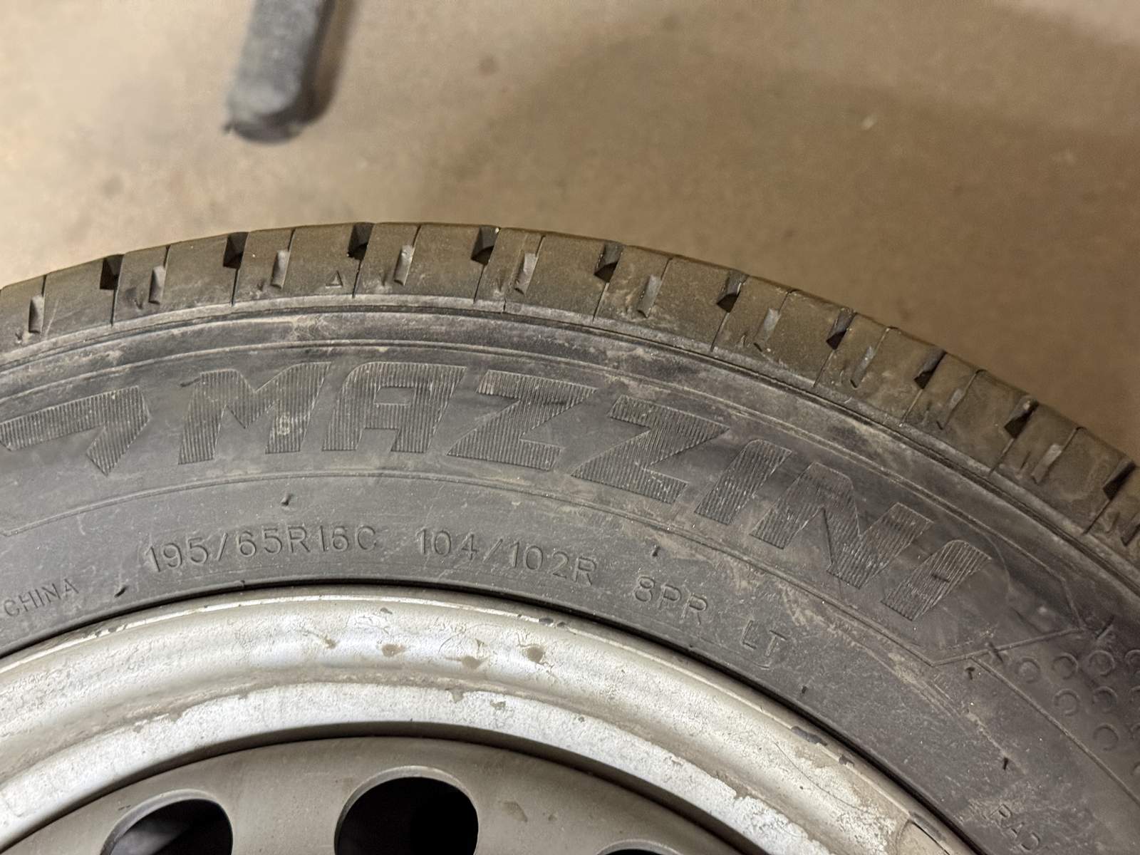 Mazzini Effivan däck på plåtfälg 195/65R16C Mazzini Effivan däck på plåtfälg 195/65R16C