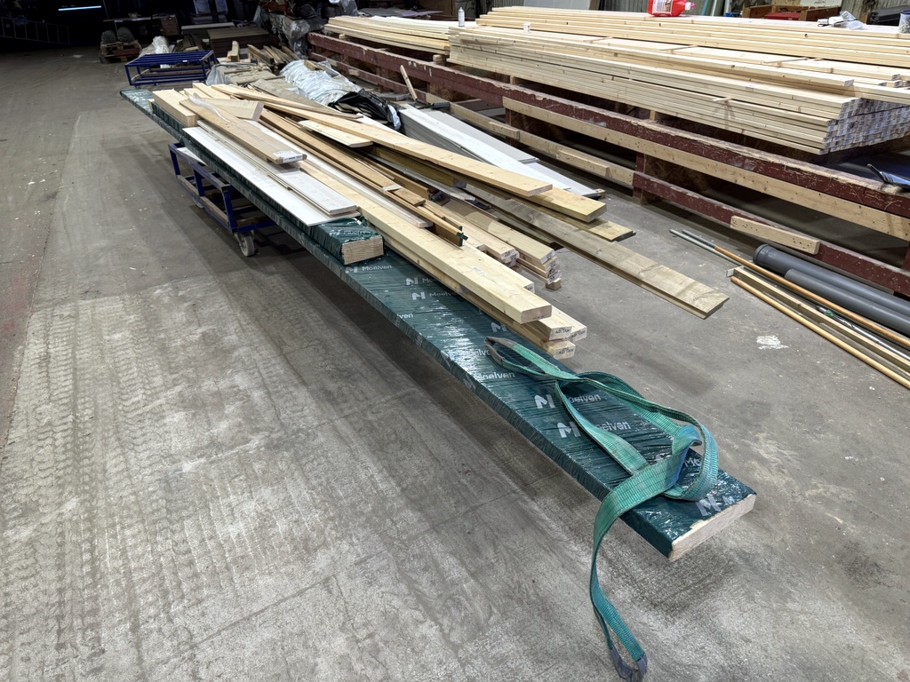 Materialvagn, limträbalk och diverse virke Materialvagn, limträbalk och diverse virke