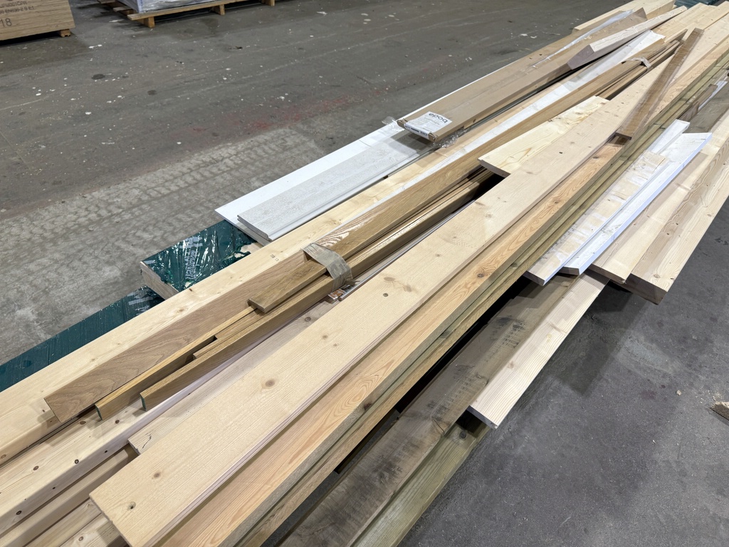 Materialvagn, limträbalk och diverse virke Materialvagn, limträbalk och diverse virke
